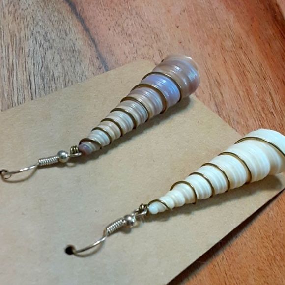 Sea Shells fishhook earings! 2 1/2 inches... - Picture 4 of 4